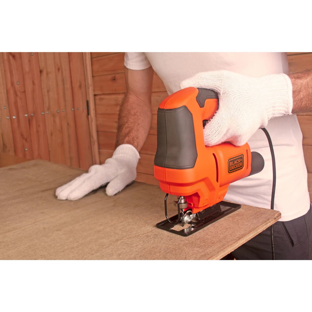 Black&Decker BES602-QS 400W 18mm jigsaw with a saw blade