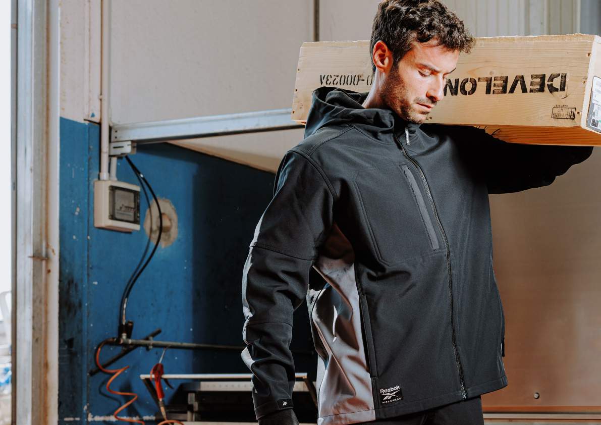 Chaqueta con tejido técnico de tres capas con capucha Reebok