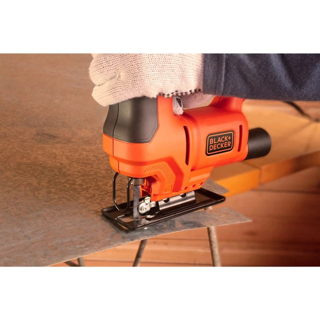 Caladora Black&Decker BES602-QS 400W 18mm con una hoja de sierra