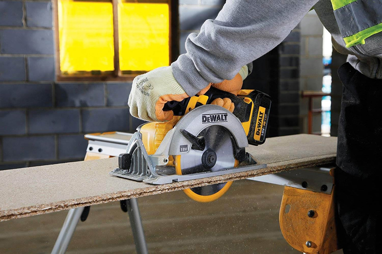 Sierra circular Dewalt XR 18V con maletín DCS391NT