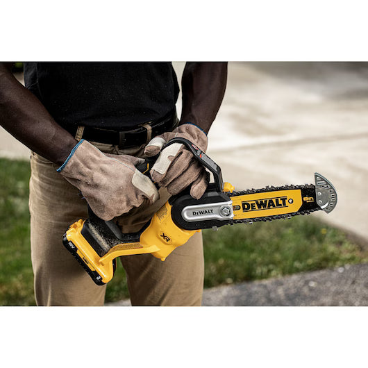 Sierra de Poda XR 18V 20cm + batería 5Ah + Cargador Dewalt DCMPS520P1