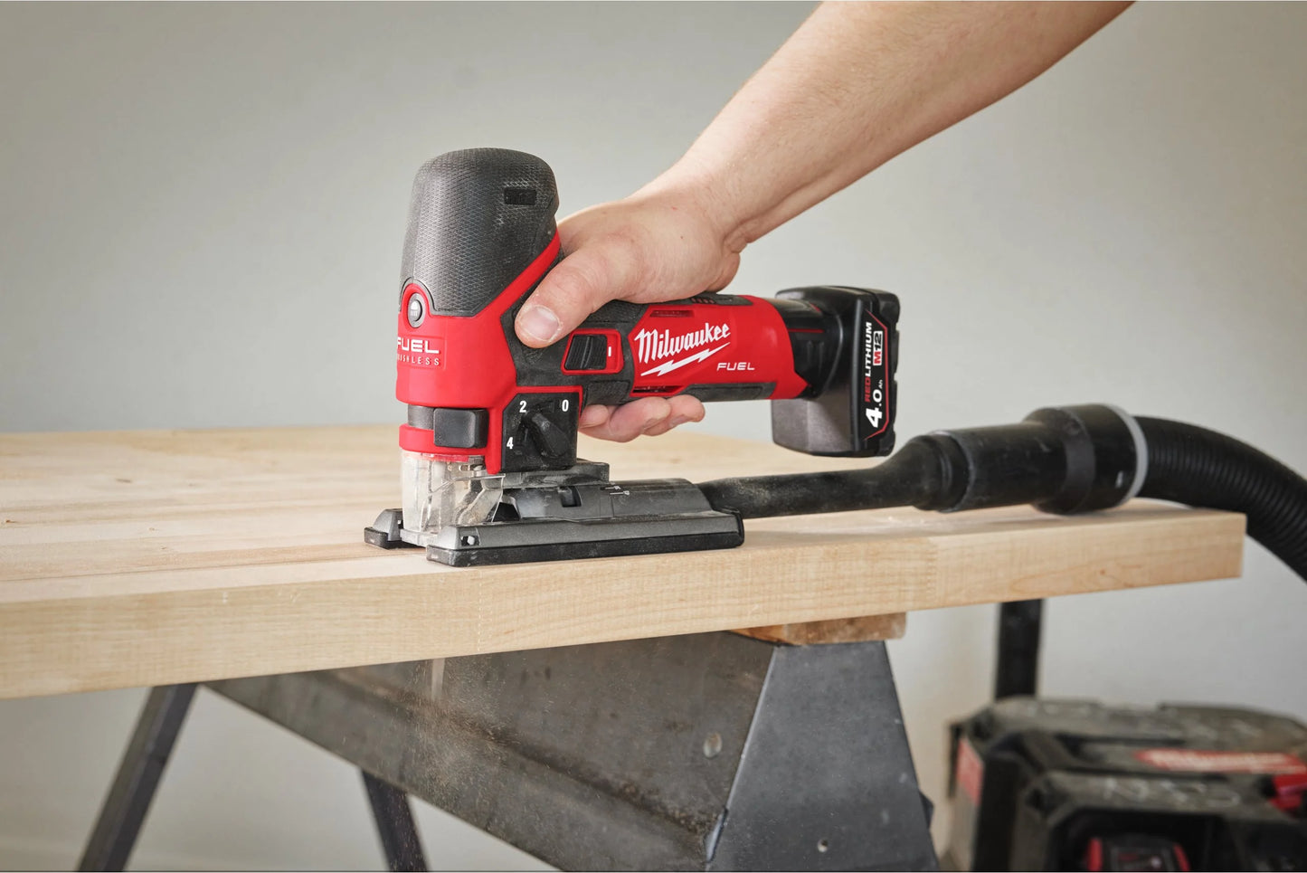 Sierra de calar subcompacta M12 Fuel + bat 2Ah + bat 4Ah + Cargador + Maletín Milwaukee M12 FJS-422X