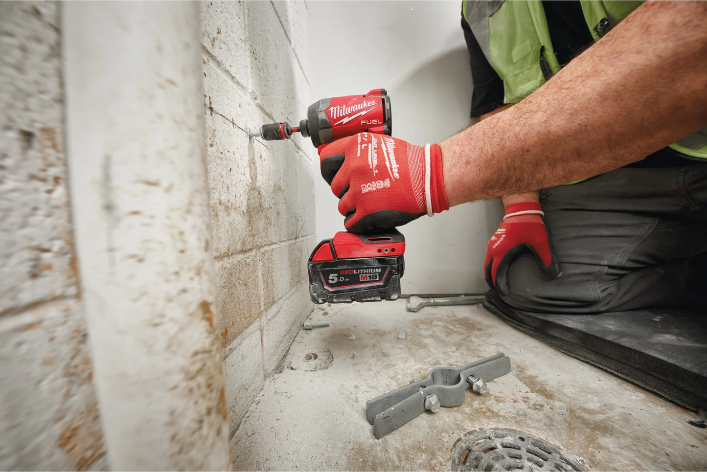 Atornillador de impacto M18 Fuel ¼″ hex + 2 bat 5Ah + cargador + maletín Milwaukee M18 FID3-502X