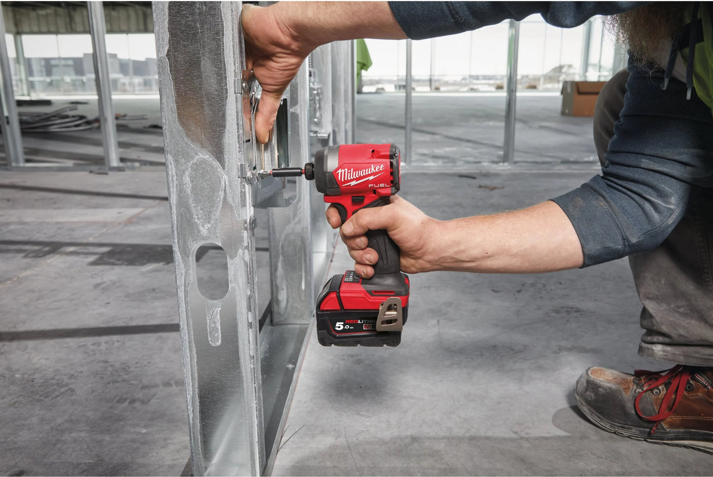 Atornillador de impacto M18 Fuel ¼″ hex + 2 bat 5Ah + cargador + maletín Milwaukee M18 FID3-502X